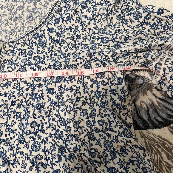 Max Studio Women’s Floral Blouse / Size L / Very Good Condition / Blue and Cream - Picture 9 of 12